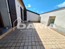 Ampia soluzione semi indipendente ristrutturata con terrazzo e garage di 50mq 01