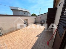 Ampia soluzione semi indipendente ristrutturata con terrazzo e garage di 50mq 28