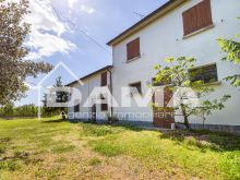 Il fascino della campagna a due passi dalla città ampia casa colonica con parco privato 12