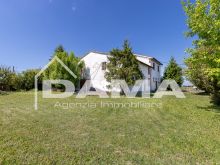 Il fascino della campagna a due passi dalla città ampia casa colonica con parco privato 23