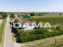 Il fascino della campagna a due passi dalla città ampia casa colonica con parco privato 24
