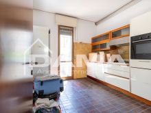APPARTAMENTO CON TRE CAMERE, GARAGE E AMPIA CANTINA08