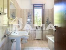 APPARTAMENTO CON TRE CAMERE, GARAGE E AMPIA CANTINA21