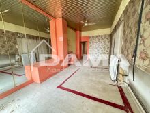 Opportunità commerciale su viale Due Giugno ideale come negozio studio o ambulatorio 02