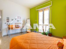 PISCINA_Ampio Appartamento Ristrutturato e Ben Tenuto in Zona Ricercata con Garage e Cantina 02