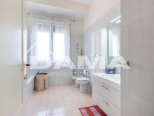 PISCINA_Ampio Appartamento Ristrutturato e Ben Tenuto in Zona Ricercata con Garage e Cantina 09