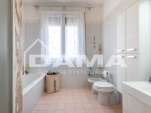 PISCINA_Ampio Appartamento Ristrutturato e Ben Tenuto in Zona Ricercata con Garage e Cantina 10