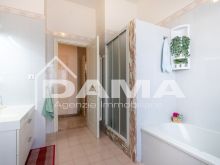 PISCINA_Ampio Appartamento Ristrutturato e Ben Tenuto in Zona Ricercata con Garage e Cantina 11