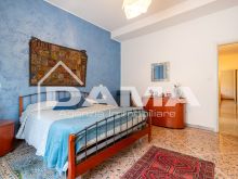 PISCINA_Ampio Appartamento Ristrutturato e Ben Tenuto in Zona Ricercata con Garage e Cantina 16