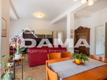 PISCINA_Ampio Appartamento Ristrutturato e Ben Tenuto in Zona Ricercata con Garage e Cantina 22