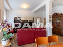 PISCINA_Ampio Appartamento Ristrutturato e Ben Tenuto in Zona Ricercata con Garage e Cantina 25