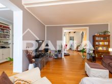 Signorile Appartamento su Due Livelli in Centro Storico Fuori ZTL con Quattro Camere, Due Garage e Cantina03