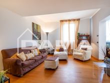 Signorile Appartamento su Due Livelli in Centro Storico Fuori ZTL con Quattro Camere, Due Garage e Cantina05