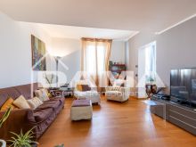 Signorile Appartamento su Due Livelli in Centro Storico Fuori ZTL con Quattro Camere, Due Garage e Cantina04