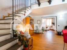 Signorile Appartamento su Due Livelli in Centro Storico Fuori ZTL con Quattro Camere, Due Garage e Cantina09