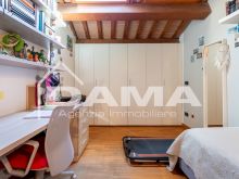 Signorile Appartamento su Due Livelli in Centro Storico Fuori ZTL con Quattro Camere, Due Garage e Cantina35