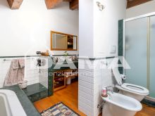 Signorile Appartamento su Due Livelli in Centro Storico Fuori ZTL con Quattro Camere, Due Garage e Cantina41