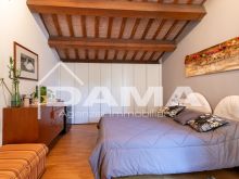 Signorile Appartamento su Due Livelli in Centro Storico Fuori ZTL con Quattro Camere, Due Garage e Cantina43