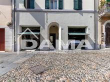 Signorile Appartamento su Due Livelli in Centro Storico Fuori ZTL con Quattro Camere, Due Garage e Cantina50