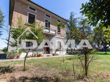 Casa Indipendente con Ampio Parco e Capannone a Villanova 13