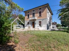 Casa Indipendente con Ampio Parco e Capannone a Villanova 16