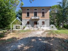 Casa Indipendente con Ampio Parco e Capannone a Villanova 12