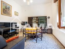Casa Indipendente con Ampio Parco e Capannone a Villanova 24