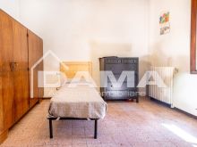 Casa Indipendente con Ampio Parco e Capannone a Villanova 47