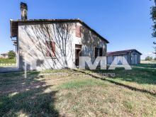 Casa Indipendente con Ampio Parco e Capannone a Villanova 60