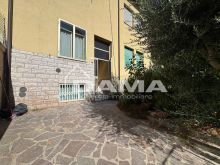 Villetta a schiera con corte privata, due camere matrimoniali e ampi spazi accessori_esterno4