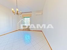 Villetta a schiera con corte privata, due camere matrimoniali e ampi spazi accessori_soggiorno02