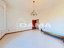 Villetta a schiera con corte privata, due camere matrimoniali e ampi spazi accessori_soggiorno04
