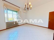Villetta a schiera con corte privata, due camere matrimoniali e ampi spazi accessori_soggiorno05