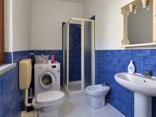 Bagno compatto con lavatrice e doccia