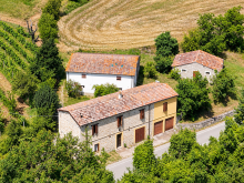 Borgo rurale tra vigne e campi