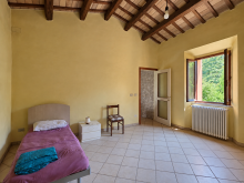 Camera da letto rustica con finestra aperta