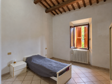 Camera da letto rustica con finestra luminosa