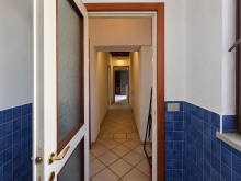 Corridoio caldo oltre la porta vetrata