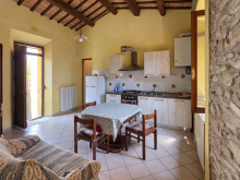 Cucina rustica con tavolo apparecchiato