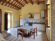 Cucina rustica italiana con tavolo apparecchiato