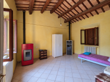 Stanza rustica con stufa e letto colorato