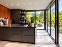 Cucina moderna con isola e giardino