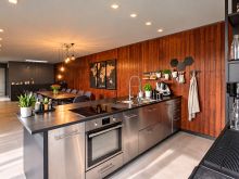 Cucina moderna con isola e sala da pranzo