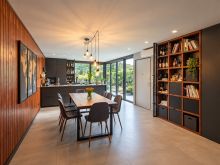 Interno moderno con tavolo e giardino