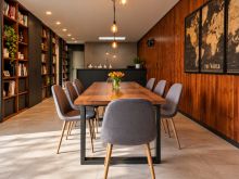 Sala da pranzo moderna con tulipani vibranti