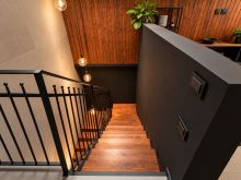 Scalinata moderna in legno e luce calda