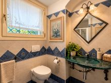 Bagno italiano blu e crema con lavabo verde