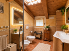 Bagno rustico moderno in mansarda