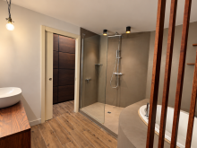 Bagno moderno con doccia e legno caldo
