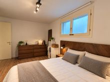Camera da letto moderna e ordinata (1)